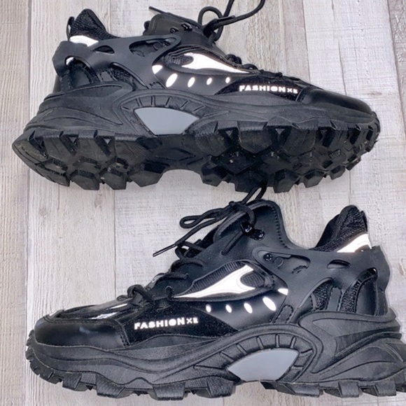 Fashion sneakers size 43, US 9 1/2

These are new without box - Picture 1 of 9